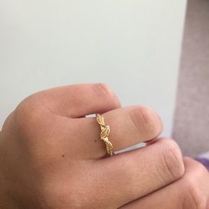 Gold ring with leaves